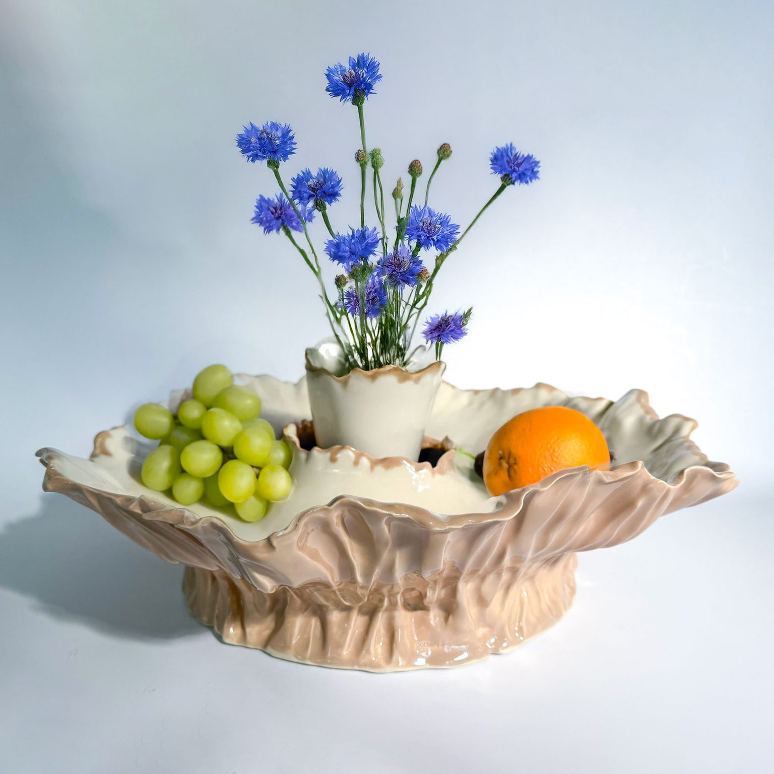 blossom-centerpiece cake stand close up